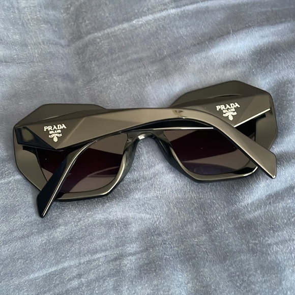 Prada sunglasses - Picture 2 of 6